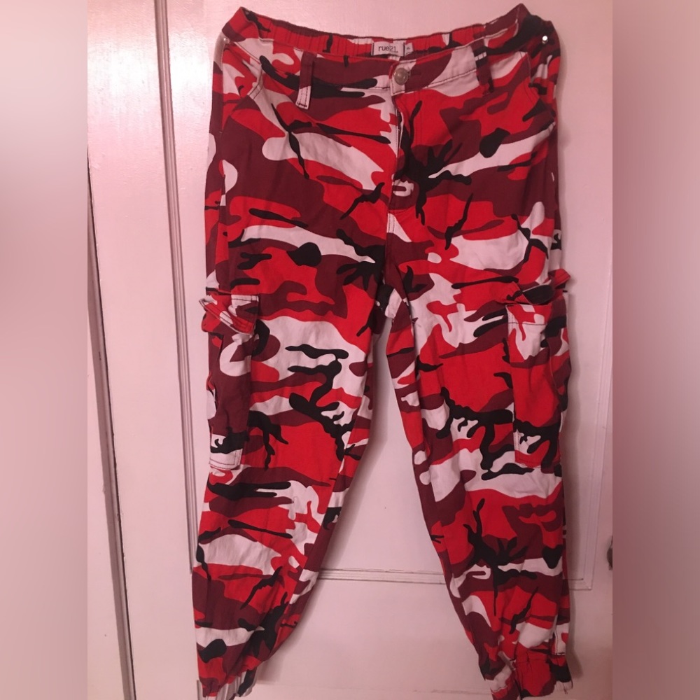 Red camo Cargo pants never worn